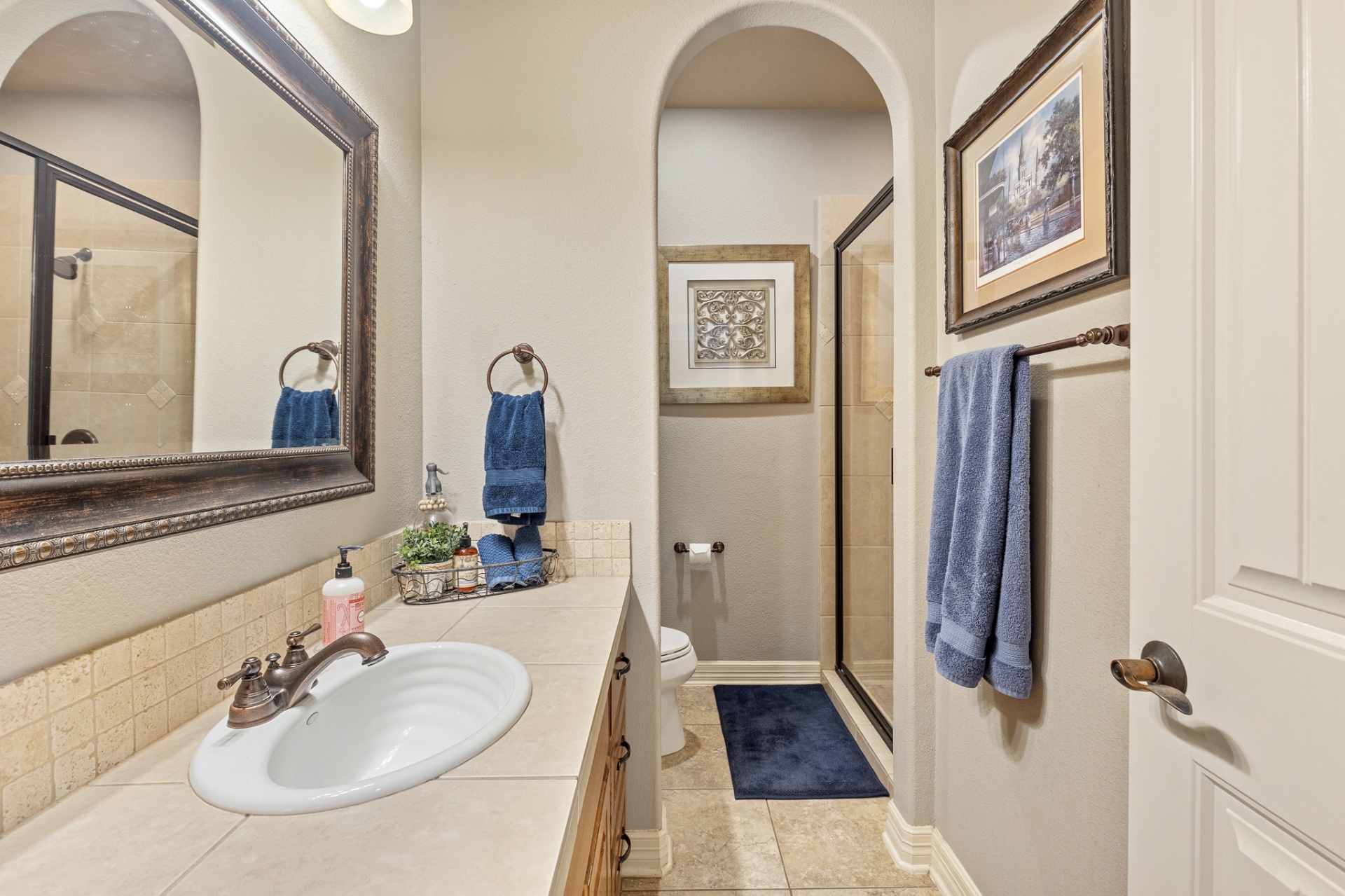 Guest bathroom with arched mirror niche and walk-in shower
