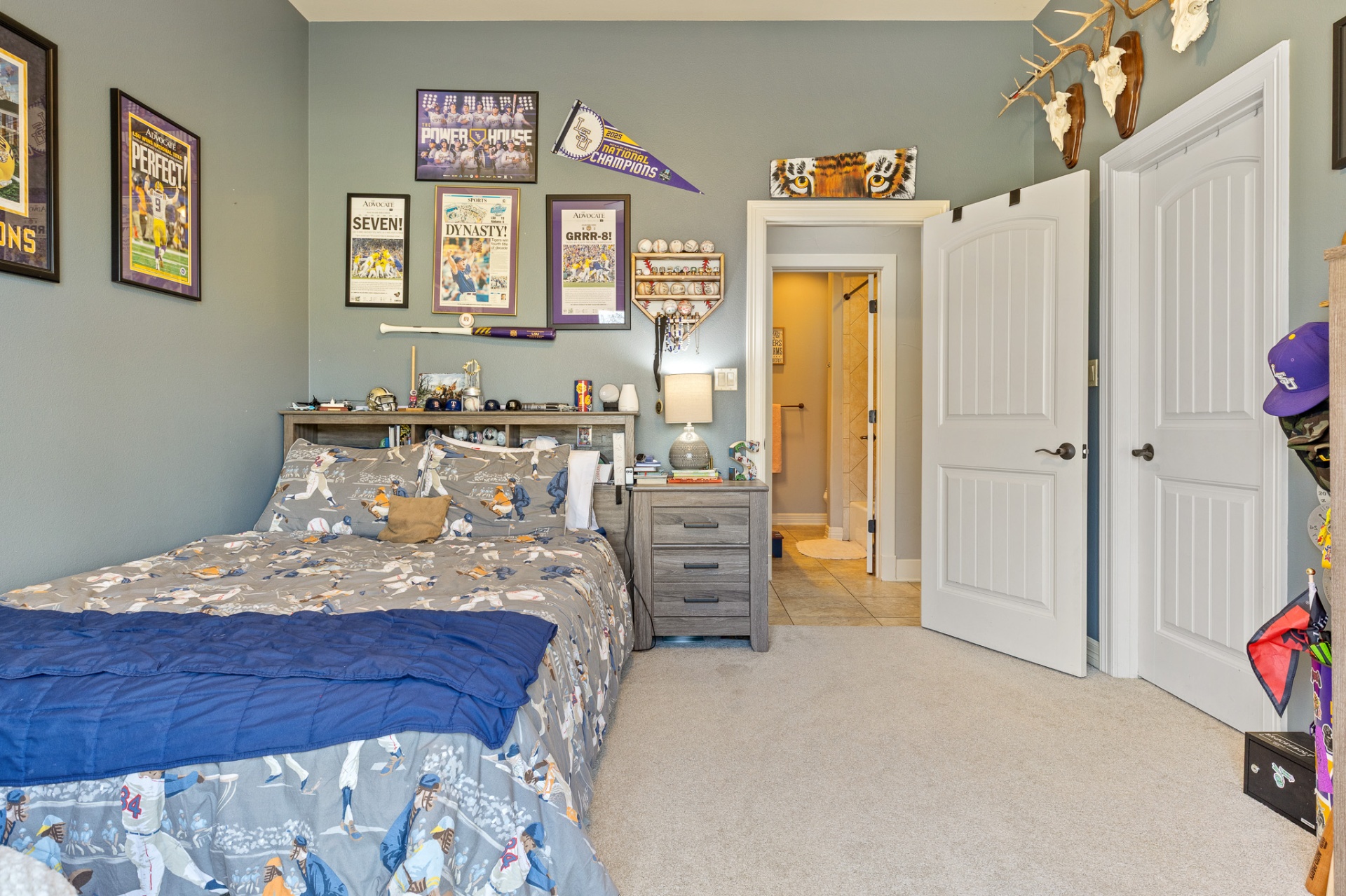 Secondary bedroom with en-suite bathroom access